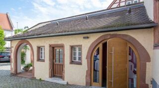 Die öffentliche Toilettenanlage (rechts im Bild) in einem Anbau des Rathauses ist nach ihrer Modernisierung wieder in Betrieb.