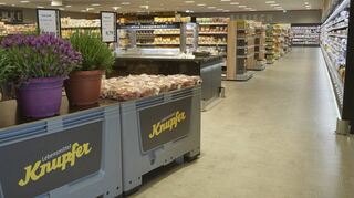 Im Lebensmittelmarkt Knupfer erhalten Kunden Artikel des täglichen Bedarfs.
