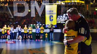 Nikolaj Jacobsen nimmt seinen Sohn Linus in den Arm, die Mannschaft klatscht – und im Hintergrund wird das Banner mit Jacobsens Namen hochgezogen.