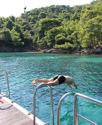 Von der Badeplattform können Passagiere direkt ins Meer springen.
