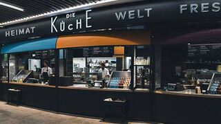 "Einfach gutes Essen" - DIE KÜCHE hat vier Service-Kochstationen, an denen gesundes Essen frisch zubereitet wird.