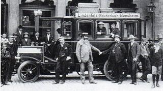 Stoewer-Busse wurden früher zwischen Bensheim und Lindenfels eingesetzt. Das Bild entstand bei der ersten Fahrt im Jahr 1905 vor dem Bahnhof in Bensheim.
