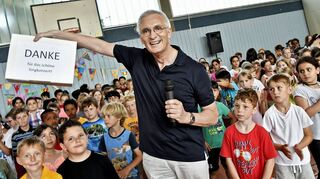 Günter Schneider wurde mit einem Festakt in der Sporthalle als Schulleiter der Schillerschule verabschiedet und sagte „Danke“ für das schöne Singkonzert.