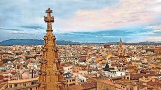 Beim Blick vom Dach der Kathedrale wird die Altstadt von Palma zu einer Landschaft aus Rot und Braun.