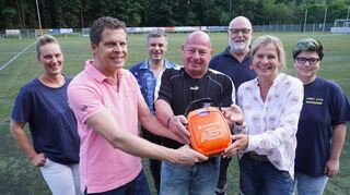 Spenden im Wert von insgesamt 4000 Euro haben die Zahnärzte Dirk Arras und Sandra Chardon an die Bereitschaftshelfer des DRK und den SV Lindenfels übergeben. Das DRK erhielt eine Geldspende, der Sportverein ein Reanimationsgerät.