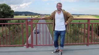 Der Dichter der Wetterau: Andreas Maier, hier auf einer Brücke an der Bundesstraße 3, schreibt über sein Leben in oberhessischen Region.