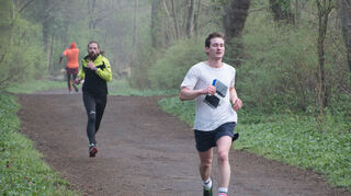 Ein Teilnehmer des Neckarau parkrun läuft seine Runden.