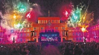 Furioses Finale: Pyrokünstler Renzo Cargnelutti und Thomas Fischer lassen vor dem Mannheimer Schloss Raketen synchron zur Musik des Nationaltheaterorchesters in den Himmel steigen.