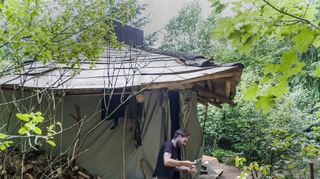Im sechsten Jahr lebt Marc Freukes auf einem Privatgrundstück im Wald – im Einklang mit der Natur, wie er betont. Nun muss er um sein rustikales Domizil und seinen Lebensstil bangen.