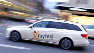 Das Archivbild zeigt ein Taxi mit Werbung für die Vermittlungs-App MyTaxi in der Münchener Innenstadt.