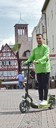 Igor Smeljanski fährt mi einem E-Scooter quer durch ganz durch Deutschland. Auch in Bensheim machte er Station.