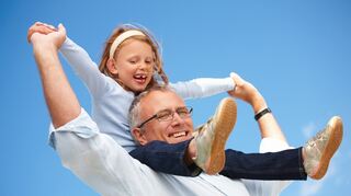 <p>Um mit den Enkeln Zeit zu verbringen, kann eine gemeinsame Reise eine gute Idee sein. Damit die Großeltern auch selbst Entspannung finden, sollten sie auf eine Kinderbetreuung im Urlaubsort achten.</p>