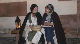 Annette Berbner-Jakob (links) und Christa Molitor führen durch die Heppenheimer Altstadt.