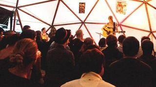 Gegen das Gewitter am Freitag war das Publikum mit einem Holzdom gewappnet, in den die Konzerte verlegt wurden.