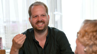 Chordirigent Tristan Meister im Gespräch mit Waltraud Brunst, Mitarbeiterin dieser Zeitung.