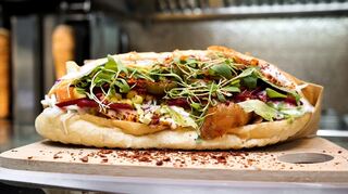 Bei Art of Döner wird der Döner nicht im allseits bekannten dreieckigen Fladenbrot serviert, sondern in einem länglichen Brot.