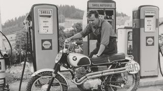 Fritz Röth im Jahr 1961 mit einer Honda 250 Scrambler.