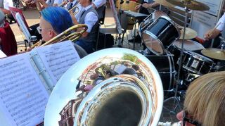 Vorletztes Platzkonzert des Jahres: Bei strahlendem Sonnenschein spiegelte sich die Lorscher Innenstadt in den Instrumenten des Musikzugs Laurissa.