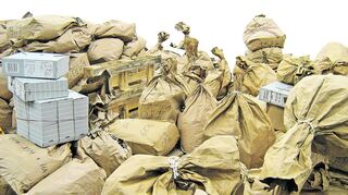 <p>Aus diesem Durcheinander werden wieder Dokumente. In jedem Sack stecken durchschnittlich etwa 300 zerrissene Seiten Akten-Material.</p>