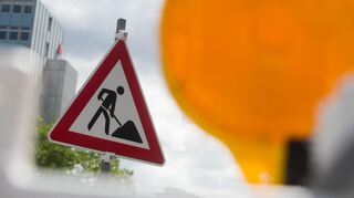 Ein Schild weist auf eine Baustelle hin. (Symbolbild)