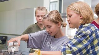 Beim 1. Bergsträßer Schul-Klimatag in Heppenheim wurden verschiedene Workshops angeboten: Sophie und Raquel (rechts) nahmen am veganen Kochkurs teil.
