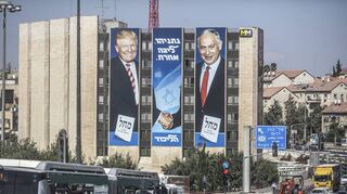Auf Wahlplakaten in Jerusalem sind der US-Präsident Donald Trump (l.) und Likud-Chef Benjamin Netanjahu, der sich als sein Verbündeter inszeniert, zu sehen.
