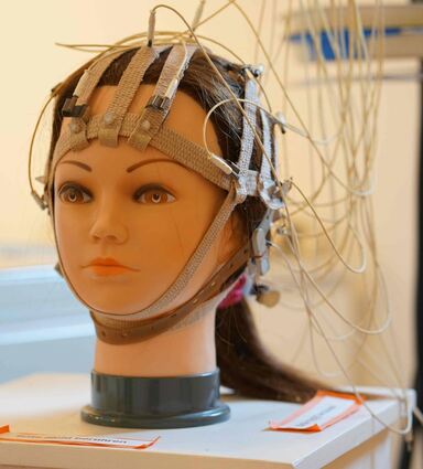 Anhand eines EEG werden elektrische Vorgänge im Gehirn nachgewiesen (Bild l.). Das Epilepsie-Museum hat Hansjörg Schneble (r.) aufgebaut.