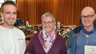 DRK-Bereitschaftsleiter Peter Held zeichnete Martina Brunnengräber und Uwe Schüller für die zehnte beziehungsweise 25. Blutspende aus.