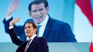 ÖVP-Chef Sebastian Kurz winkt seinen Anhängern zu.