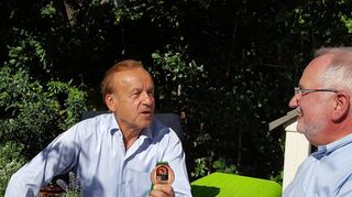 Gernot Rohr (l.) im Gespräch mit unserem Mitarbeiter Lothar Zuther.