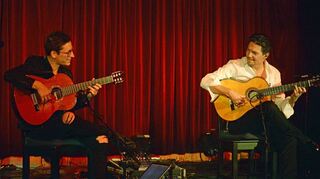 Das Gitarrenduo Café del Mundo – Alexander Kilian und Jan Pascal – bot beim Konzert im Theater Mobile brillanten Hörgenuss auf höchstem Niveau.