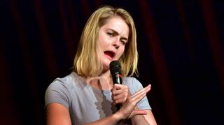 Hazel Brugger zeigt in Mannheim auch mimisches Talent.