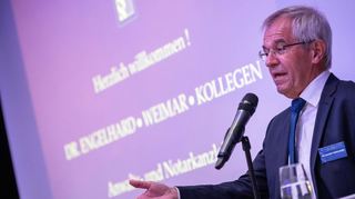 Mit launigen Anekdoten, die es rund um den Anwaltsberuf gibt, lockerte Helmut Engelhard seinen Festvortrag vor zahlreichen Gästen auf.