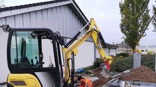 Gestern Morgen haben die Arbeiten zum Aufbau einer neuen DHL-Packstation neben dem Aldi-Markt in der Dieterswiese begonnen. Der Automat soll mit 140 Fächern doppelt so groß sein, wie der bisherige.