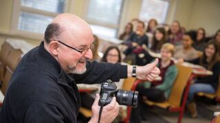 Gehört zum Angebot von Klasse Medien: der Besuch von BA-Fotograf Dietmar Funck in den Schulklassen.