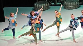 Beim Tanztheater „Atlantis“ glänzten schon die kleinsten Ballettschülerinnen von Vronis Tanzstudio mit Grazie und Anmut auf der Bühne des Parktheaters.