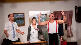 Stefan Vetter, Nicole Steinmann und Hans-Dieter Seyfert im Theaterstück „Der falsche Graf und die Internet-Baronin“.