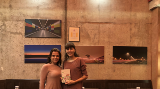 ILMA Autorin Steffi traf Nina Badelt (links) im Cafe Prag. Auch einer der "Glücksorte in Mannheim".