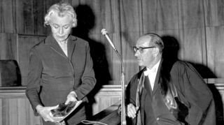 <p>Als "Teufel in Engelsgestalt" gescholten: Vera Brühne mit ihrem Verteidiger Franz Moser am 28.5.1962 im Gerichtssaal in München.</p>