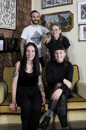 Inhaber und Tätowierer Pat mit Johanna und Tamina (vorne) und einer guten Freundin des Studios.