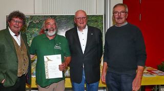 Jürgen Schneider (2.v.l.) wurde vom Nabu-Bundesverband mit der goldenen Ehrennadel ausgezeichnet. Unser Bild zeigt außerdem (v.l.) Til Macke, Heinz Kowalski vom Nabu-Bundespräsidium und Gerhard Eppler (Landesverband).