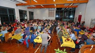 230 Gäste kamen zur Weinprobe des Nabu Meerbachtal in das Zeller Dorfgemeinschaftshaus.