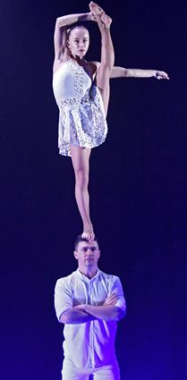 Oleg und Yulia zählen zu den Künstlern, die in der Wintershow des Varietés Pegasus auftreten. Am Freitag war Premiere.