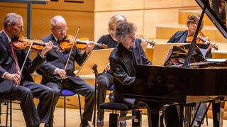 Ein sprühendes barockes Feuerwerk bescherte Pianist Bernd Glemser dem Publikum bei den Würzburger Bachtagen.