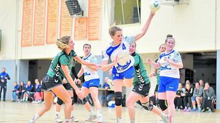 Tina Meierhöfer trifft für den HC VfL Heppenheim, der sich im Spitzenspiel der Frauenhandball-Bezirksliga A gegen die HSG Fürth/Krumbach II erst in der Schlussphase klar durchsetzte.