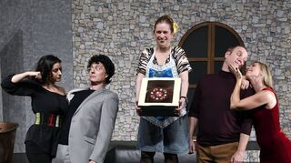 Das Oststadt Theater präsentiert die Komödie „Das (perfekte) Desaster Dinner“ von Marc Camoletti.