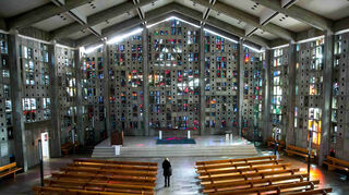 Unzählige kleine, bunter Glasfenster befinden sich in dem von außen recht unscheinbaren Bau.