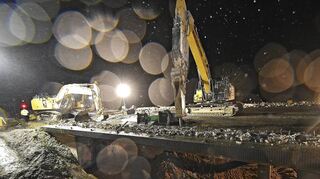Mitten in der Nacht auf Samstag begannen bei strömendem Regen die Arbeiten zum Abriss der alten Autobahnbrücke über die A 5 bei Heppenheim.