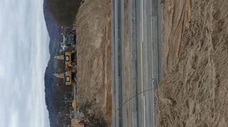 Sie sehen, dass Sie nichts sehen: An dieser Stelle stand die alte Brücke über die A 5 – und an dieser Stelle wird in den nächsten Monaten auch die neue Brücke entstehen.
