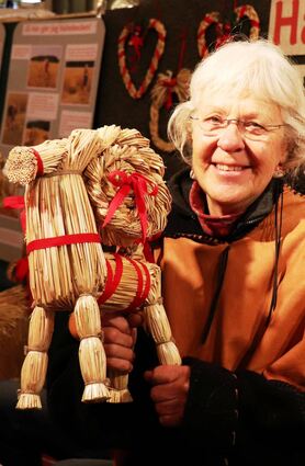 Kristina Sundberg fertigt schon in dritter Generation Weihnachtsböcke aus goldgelbem Roggenstroh.